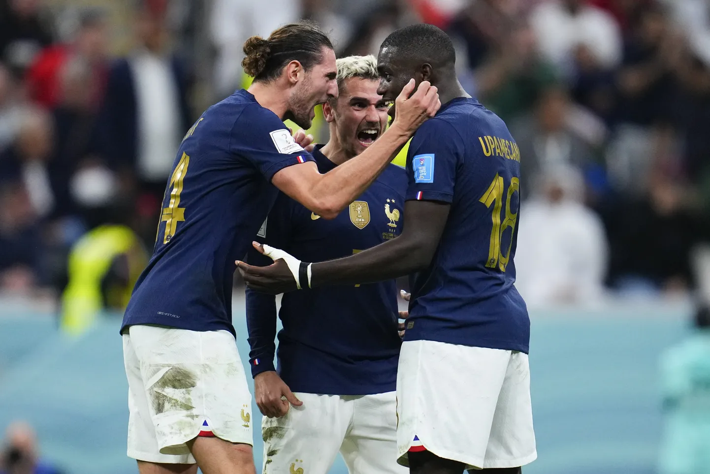 Francijas futbolisti Adriāns Rabjo, Antuāns Grīzmans un Dajo Upamekano