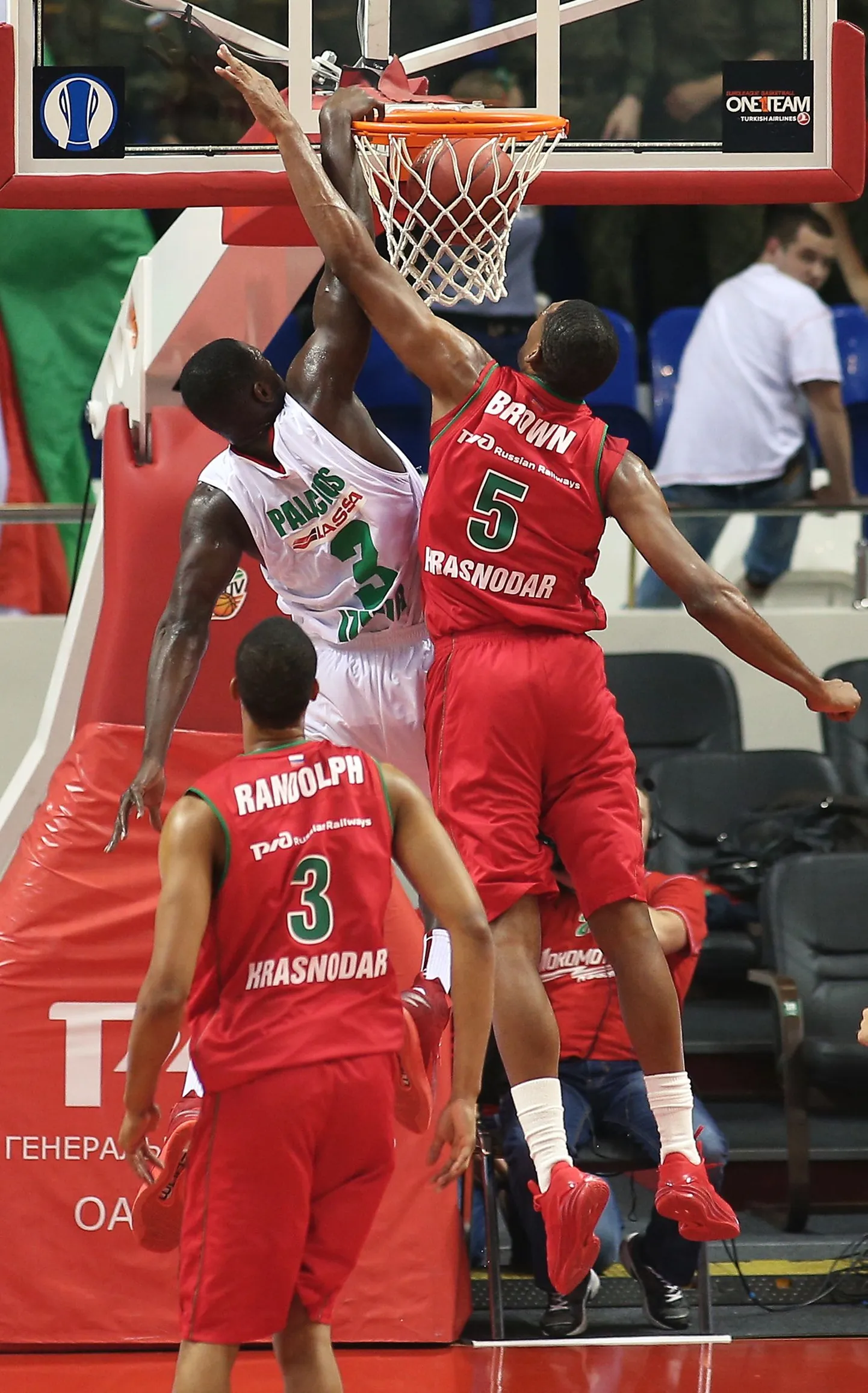 Karsiyaka üks liidreid Juan Palacios (valges) Eurocupi mängus Krasnodari Lokomotiv-Kubaniga palli pealt surumas.