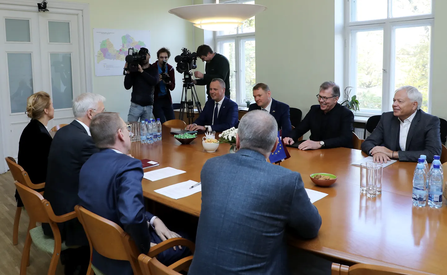 Partijas "Apvienotais saraksts" pārstāvji - "Latvijas Liepājas partija" līdzpriekšsēdētājs, "Latvijas Zaļā partija" vadītājs un 13. Saeimas deputāts Edgars Tavars (no kreisās), "Latvijas Reģionu apvienība" valdes priekšsēdētājs Edvards Smiltēns, Ministru prezidenta amata kandidāts Uldis Pīlēns un Liepājas partijas priekšsēdētājs Uldis Sesks tikšanās laikā ar partijas "Jaunā vienotība" pārstāvjiem, kurā pārrunās jaunās valdības prioritātes un darāmos darbus 14. Saeimā.