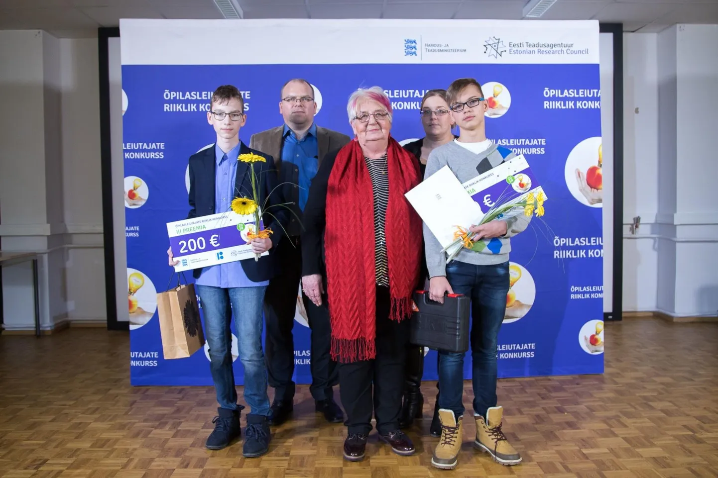 Möödunud aasta lõpul anti õpilasleiutajate riikliku konkursi auhinnad Tallinnas TalTechi Mektory hoones üle. Fotol on (vasakult) üks nutika lauakalendri autor Lennart Martin Hannus, tema isa Ursel Hannus, taibukate teaduskooli juht Lilian Tambek, lauakalendri teise autori Jan Randar Raidma ema Gerli Sims ja Jan Randar Raidma ise.