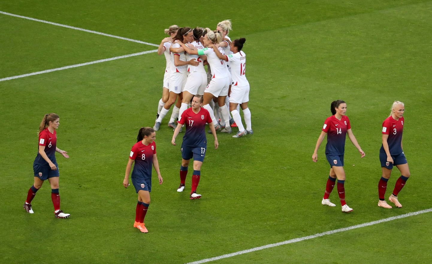 Inglismaa naiskond Norra vastu väravat tähistamas.