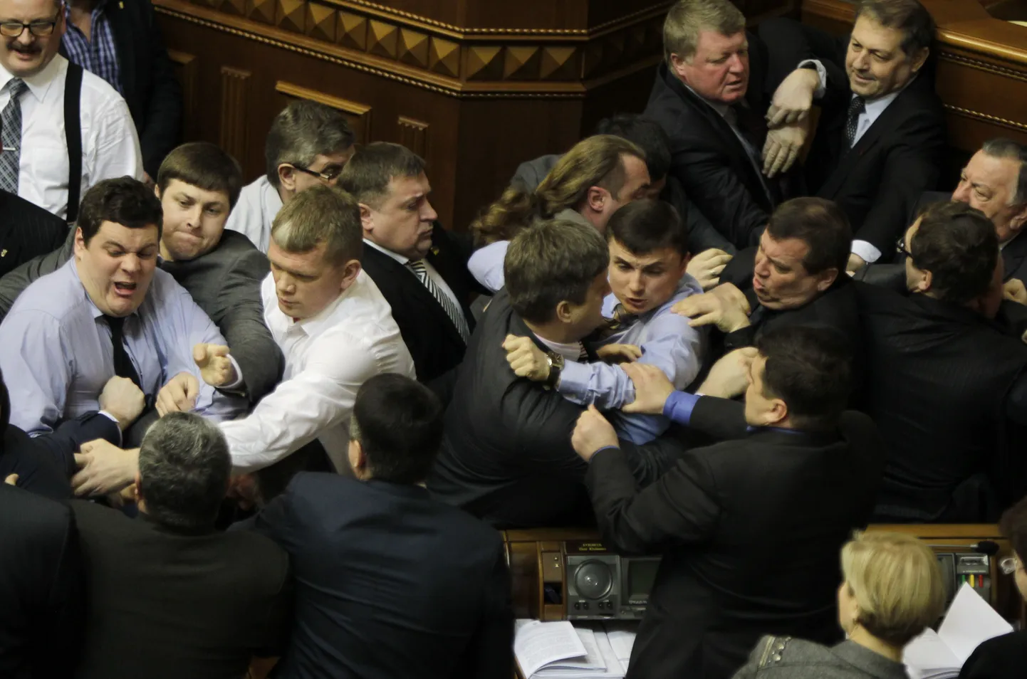 Ukraina parlamendisaadikud kähmlemas.
