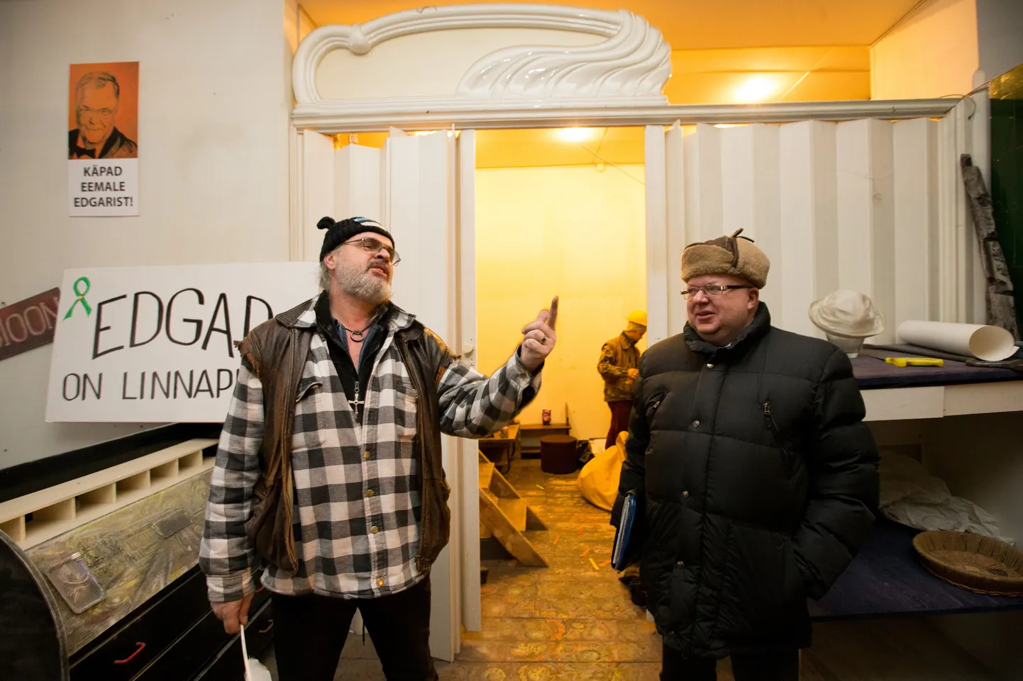 Neeme Lall (vasakul) ja teda linnale kuuluvast korterist välja tõstma tulnud kohtutäitur Mati Kadak.