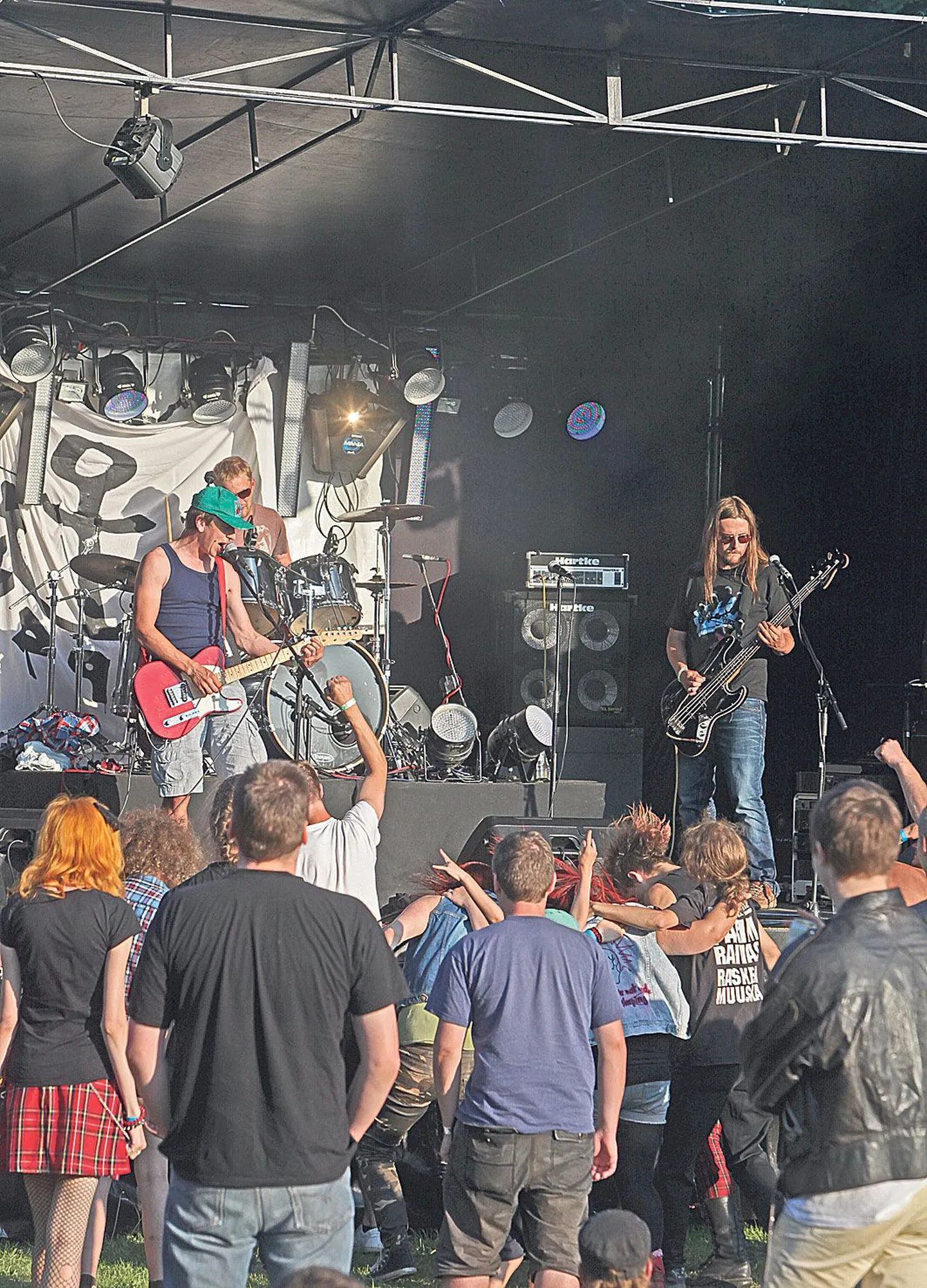 Raadi mõisapargis peetud Punk’n’Rolli festivalil esinenud Kurjam pani oma esitusega rahva möllama.