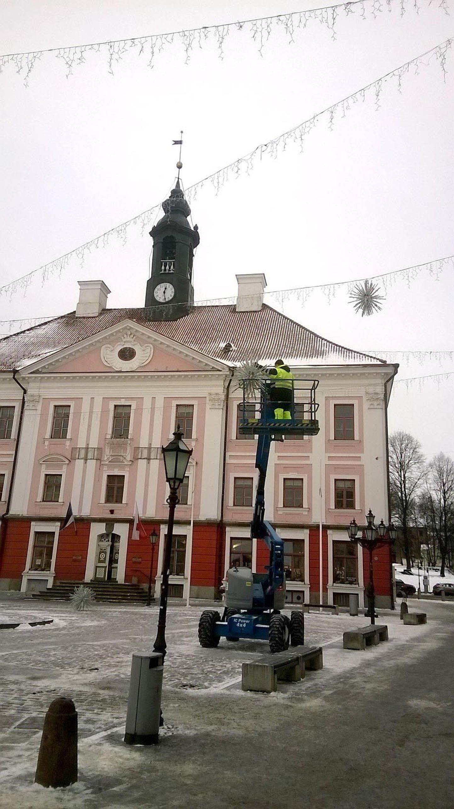 Jõuluvalgustuse maha võtmine Tartu Raekoja platsil.