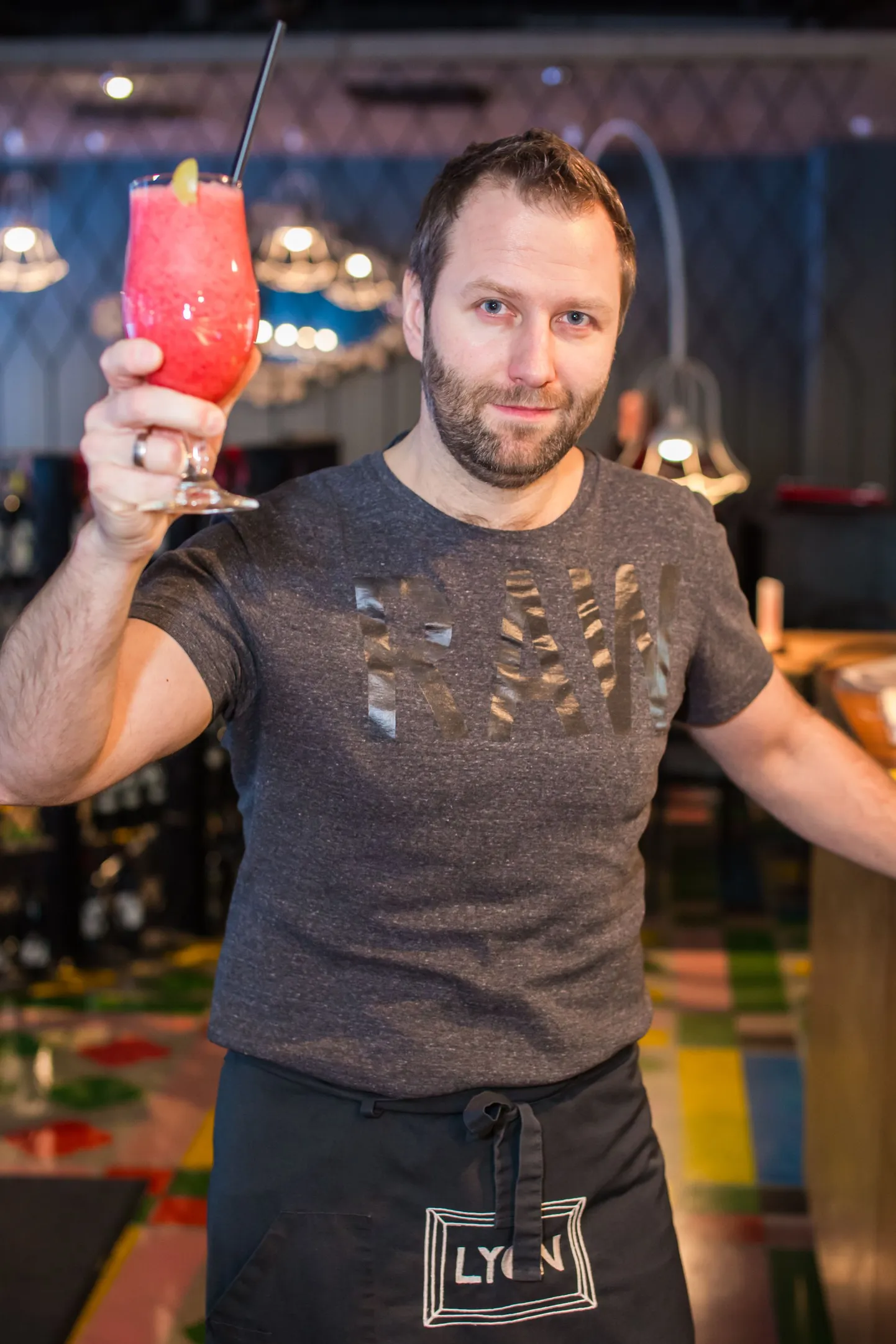 Kristjan Hirmo pani end proovile Viru Keskuse Cafe Lyoni teenindajana