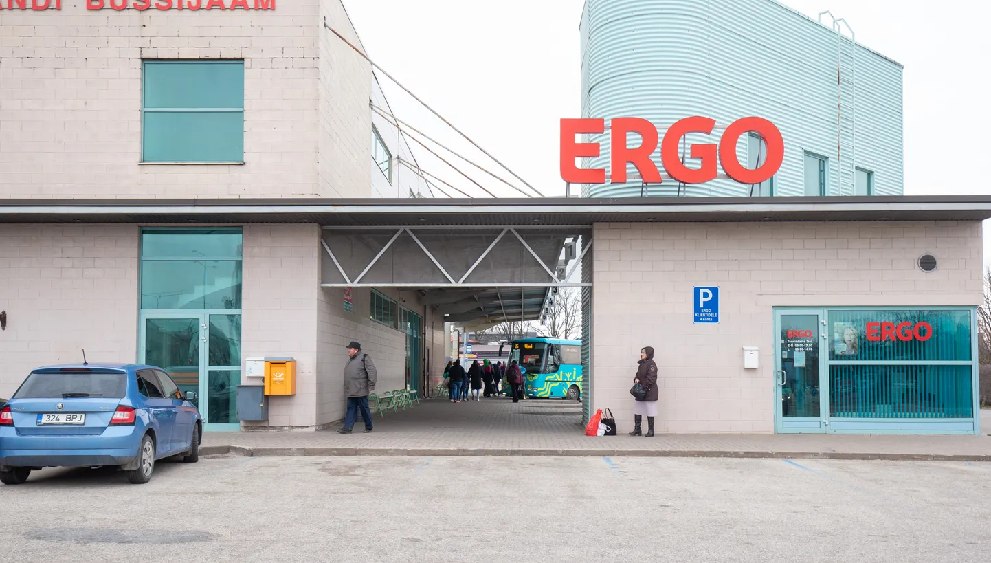 Ergo kindlustuse logo Viljandi bussijaamas.