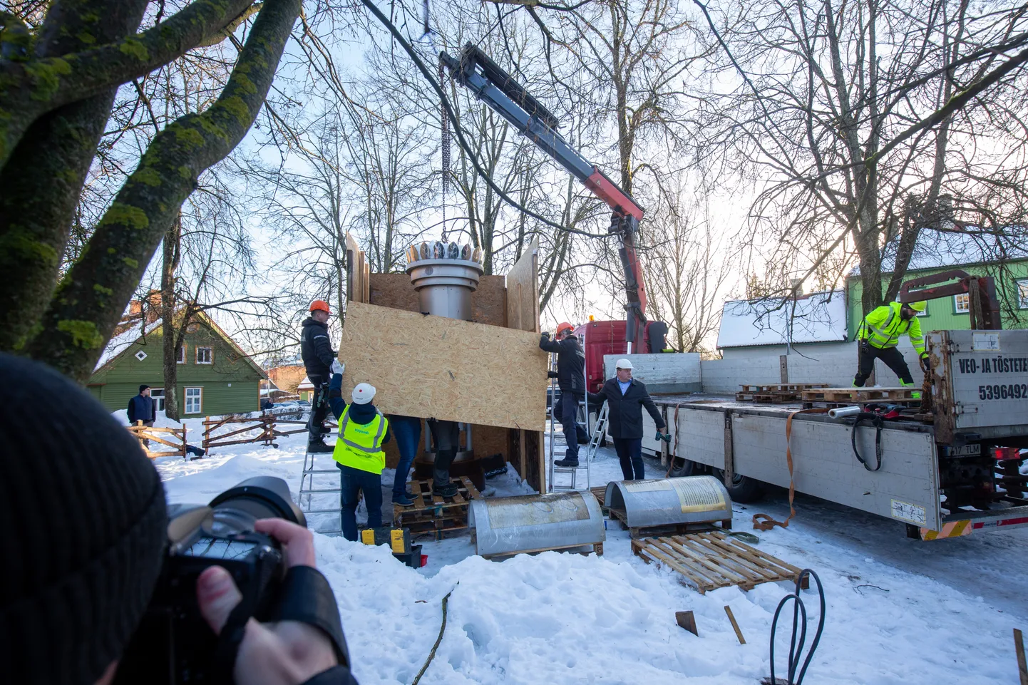 Palju elevust tekitnaud Jaak Joala kuju viidi Viljandi Posti tänava pargist lattu peitu.