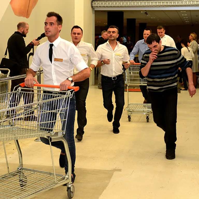 Vīrieši dodas skrējienā pēc pārtikas produktiem, lai dāmām pagatavotu gardu maltīti