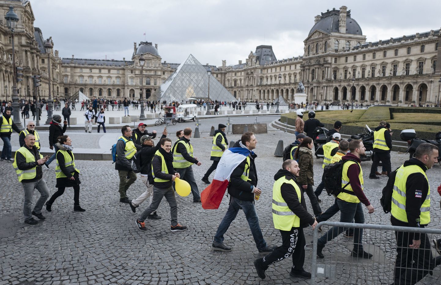 "Dzelteno vestu" protesti Parīzē 22.decembrī vairs nav tik daudzskaitlīgi kā iepriekšējo nedēļu nogalēs