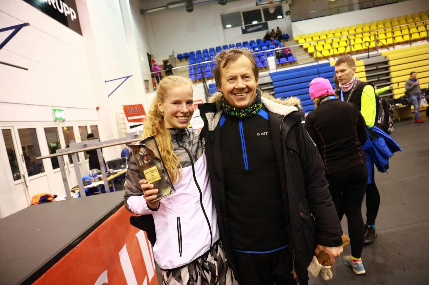 Naiste võitja Kelly Nevolihhin tunnistas, et kuna treener Väino Kondoja laseb jooksjatel õues treenida, on ta harjunud nii lume, jää kui ka külmaga.