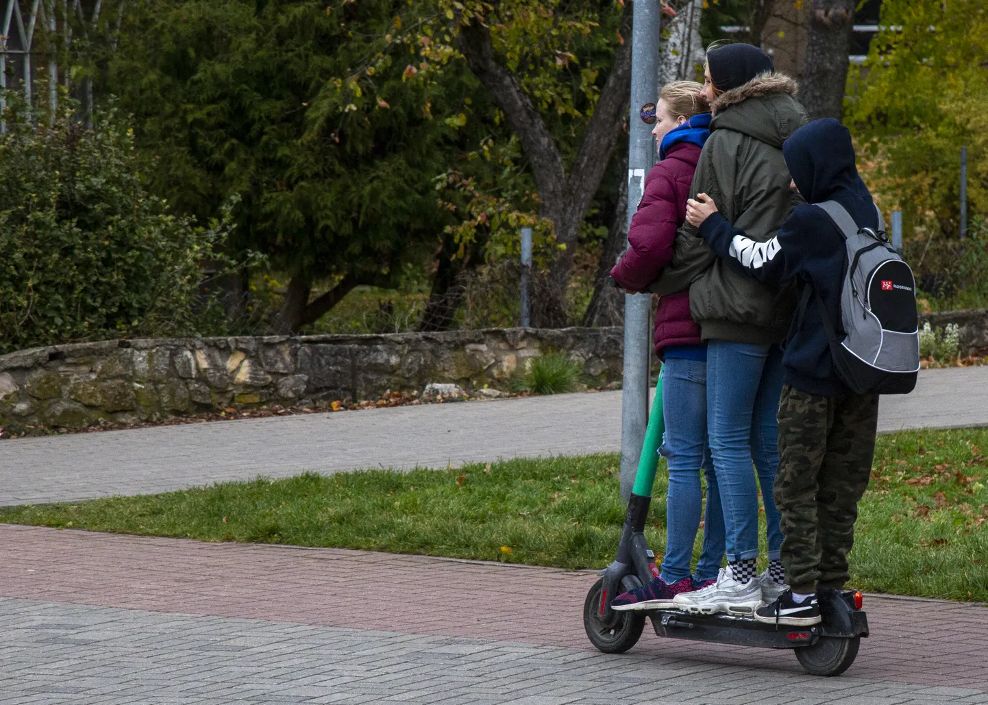 Jaunieši uz elektriskā skrejriteņa