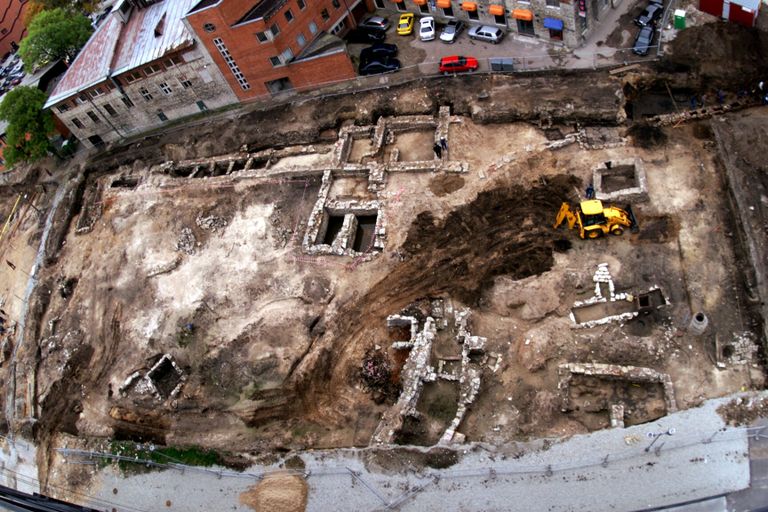 Vaade seegikompleksile 2001. aasta Tartu maantee läbimurde arheoloogiliste kaevamiste ajal. Foto paremal serval traktorist allapoole jääva hoone jäänused võivad kuuluda 13. sajandi keskpaigas ehitatud majale.