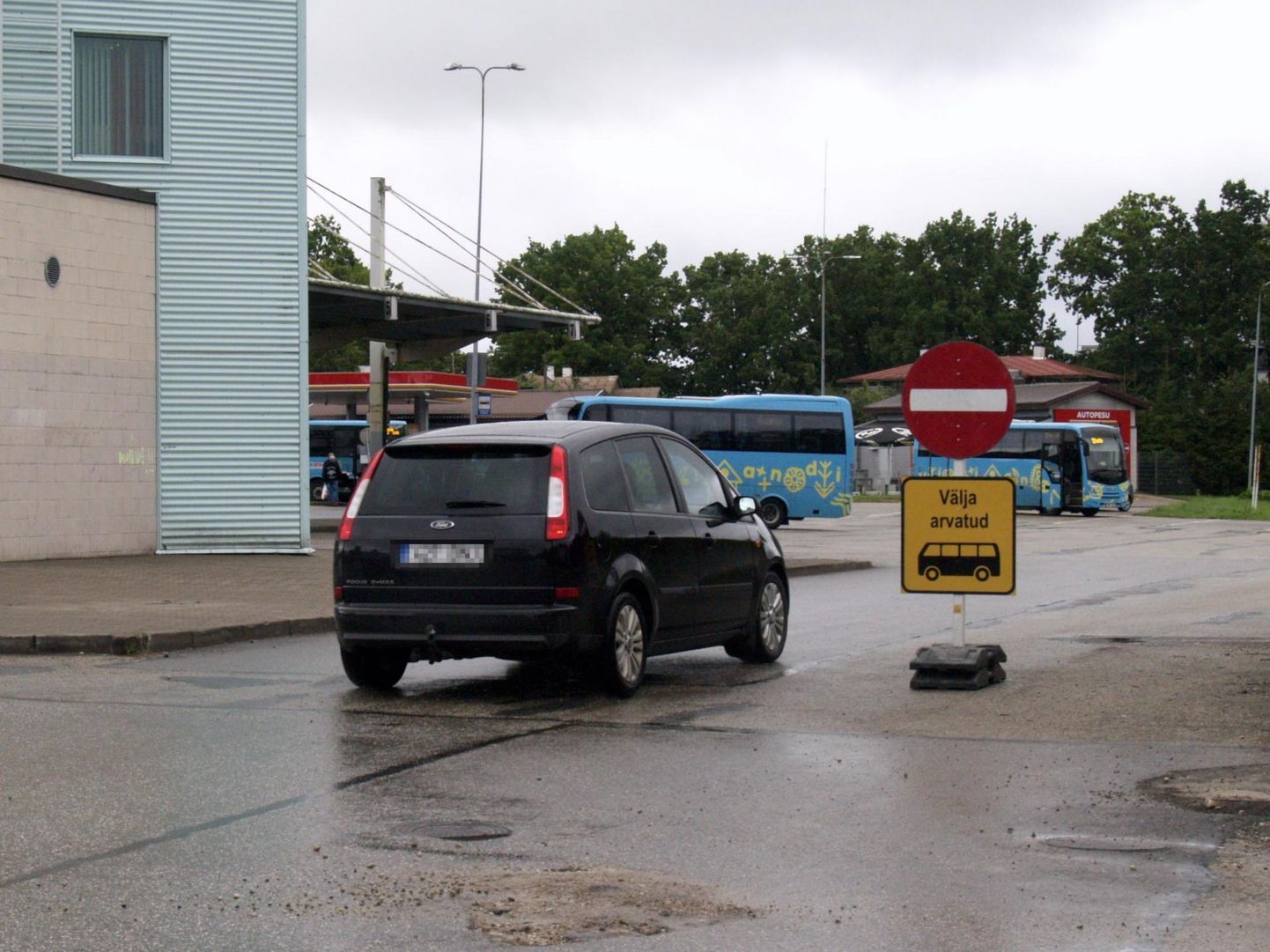 Viljandi bussijuht Aivar Kaljusaar jäädvustas neljapäeva pärastlõunal bussijaamas olnud liiklust ning sai fotole suure hulga keelava märgi alt läbi sõtinud autojuhte.