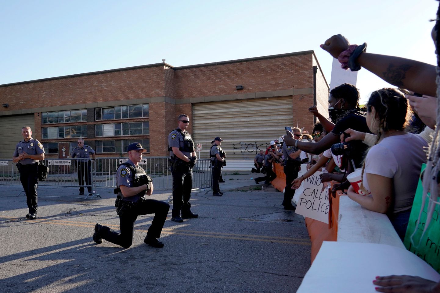 Полицейский преклонил колено в знак протеста против жестокости коллег.