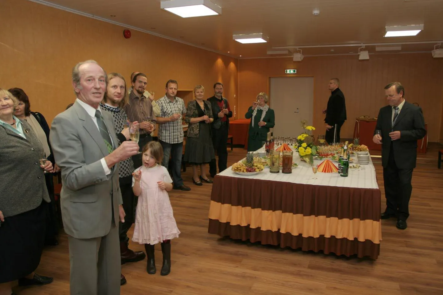Külaseltsi Karame üks juhtidest Vello Kallandi (vasakul) kuulis avamispeol külalistelt vaid kiidusõnu ruumide kujunduse kohta.