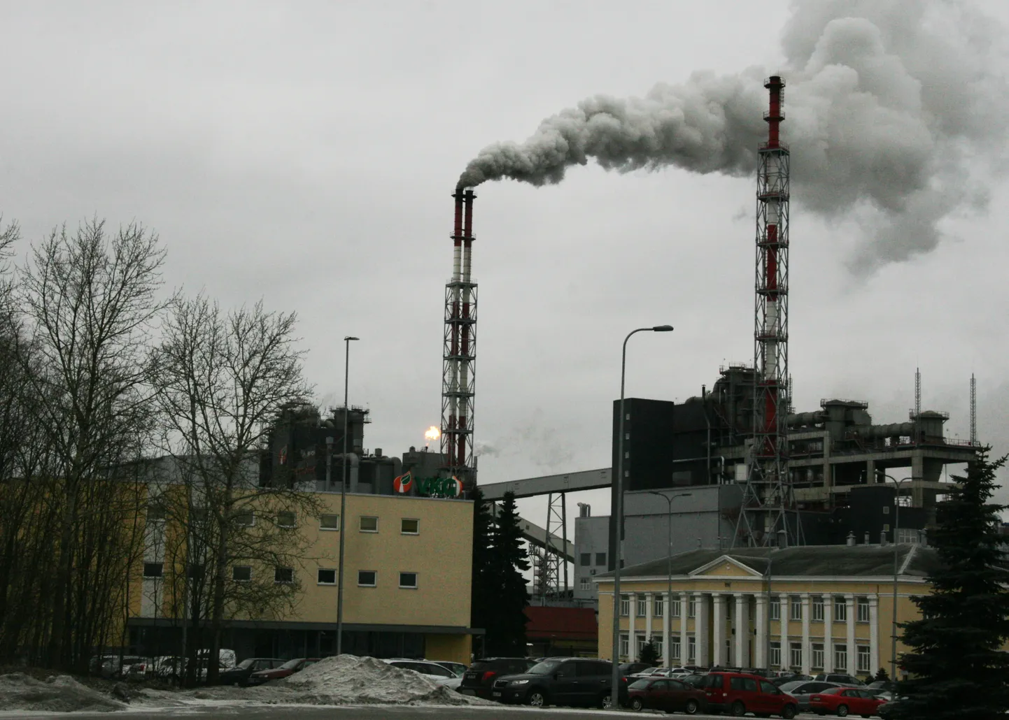 Avarii või hoolduse järel tehast uuesti käivitades paiskub õhku korraga rohkem saasteaineid. Kui tuul sel ajal linna suunas puhub, saavad elanikud kaela järjekordse haisupilve.