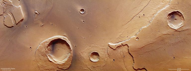 Kasei Vallesi kanalitesüsteemi suubumiskoht Chryse Planitia lavamaale. Piirkonna maastiku kujundas miljardeid aastaid tagasi toimunud hiiglaslik üleujutus, millest annavad tunnustust ka sel ajal piirkonda langenud meteoriidikraatrid.