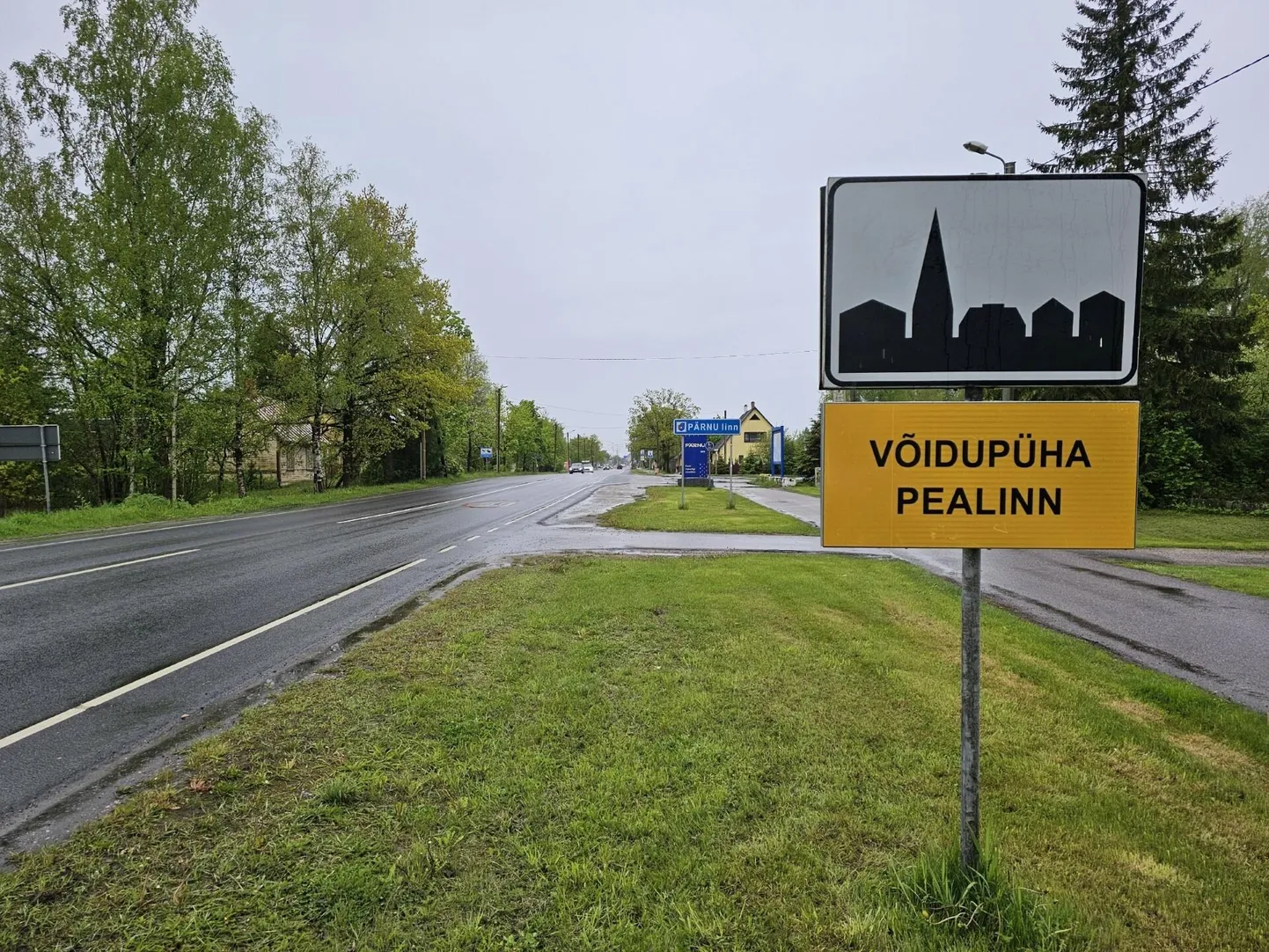 Pärnu linna piiri märkivatele siltidele paigutati lisatahvlid kirjaga "Võidupüha pealinn".