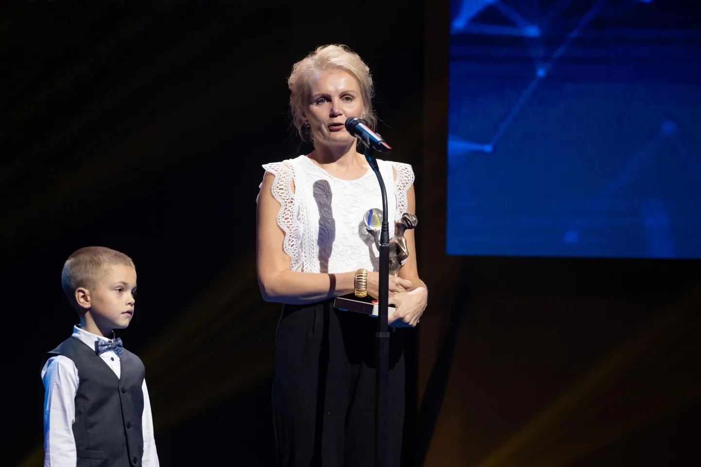 Parimaist parim: Rakvere Rohuaia lasteaia endine õpilane Josten Sirvel kuulutas laupäeval Alexela kontserdisaali laval aasta lasteaiaõpetaja tiitli laureaadiks Moonika Suurmaa.