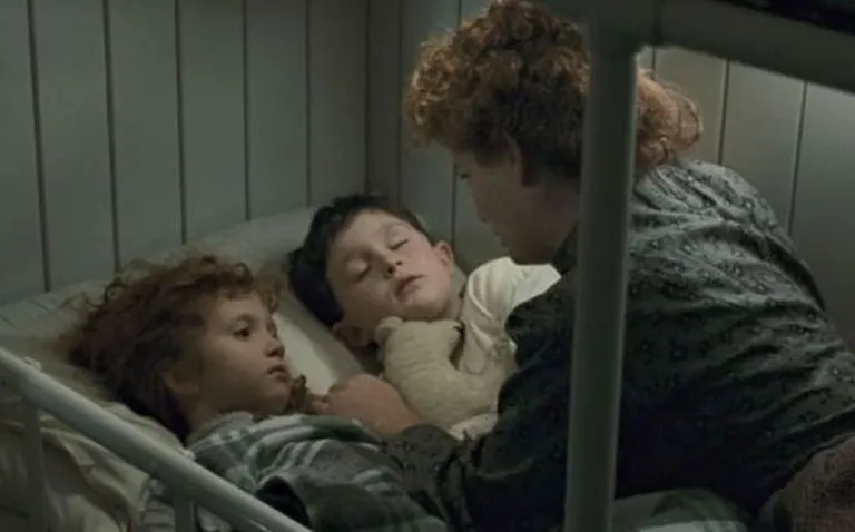 Kaader filmist «Titanic». Pildil Jeanette Goldstein, Reece Thompson ja Laramie Landis