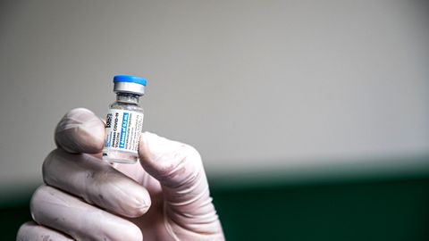 Латвия получила долгожданную вакцину Janssen. Люди выстраивались в очередь