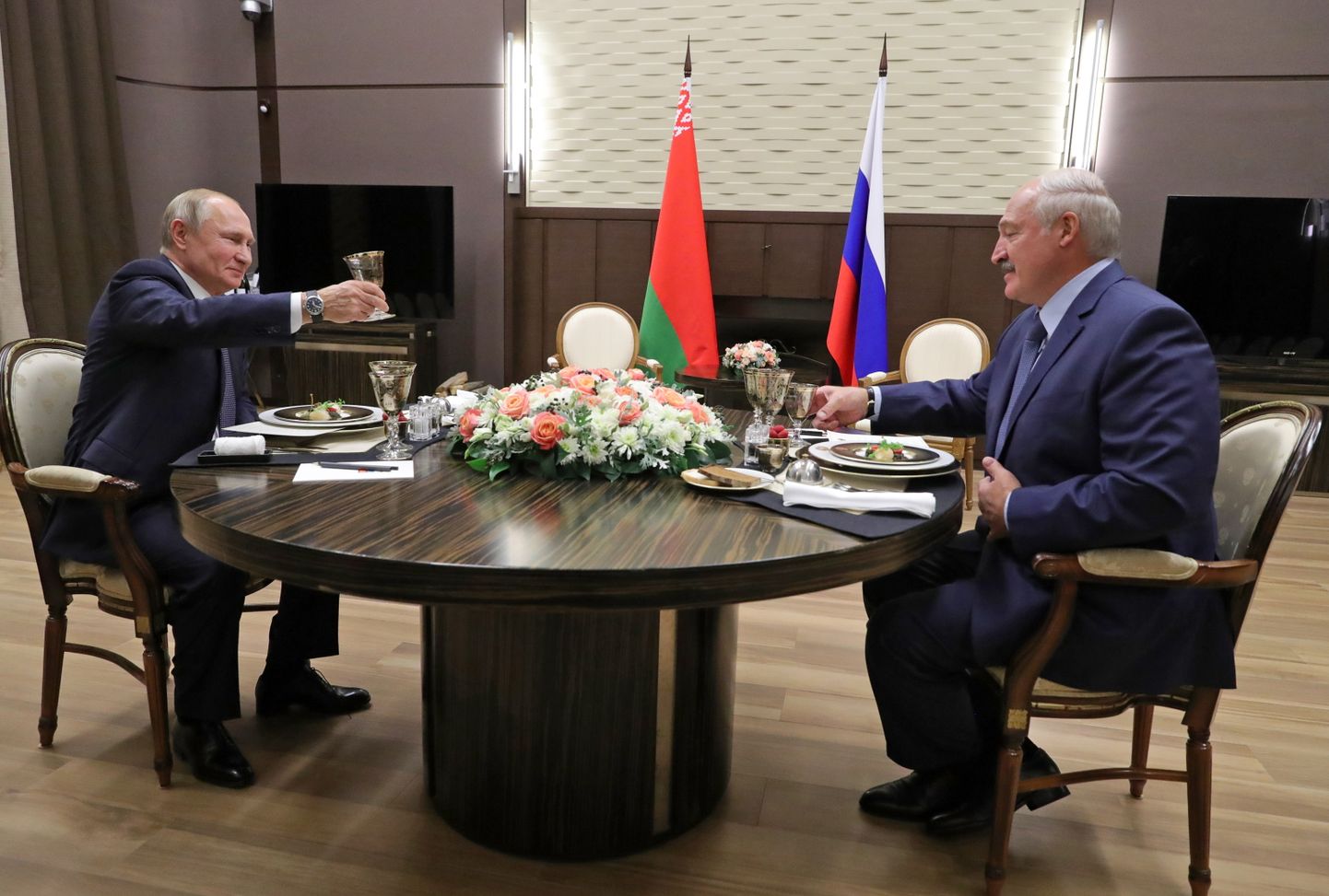 Путин и Лукашенко подняли тост за интеграцию, но договориться о ней им пока не удалось