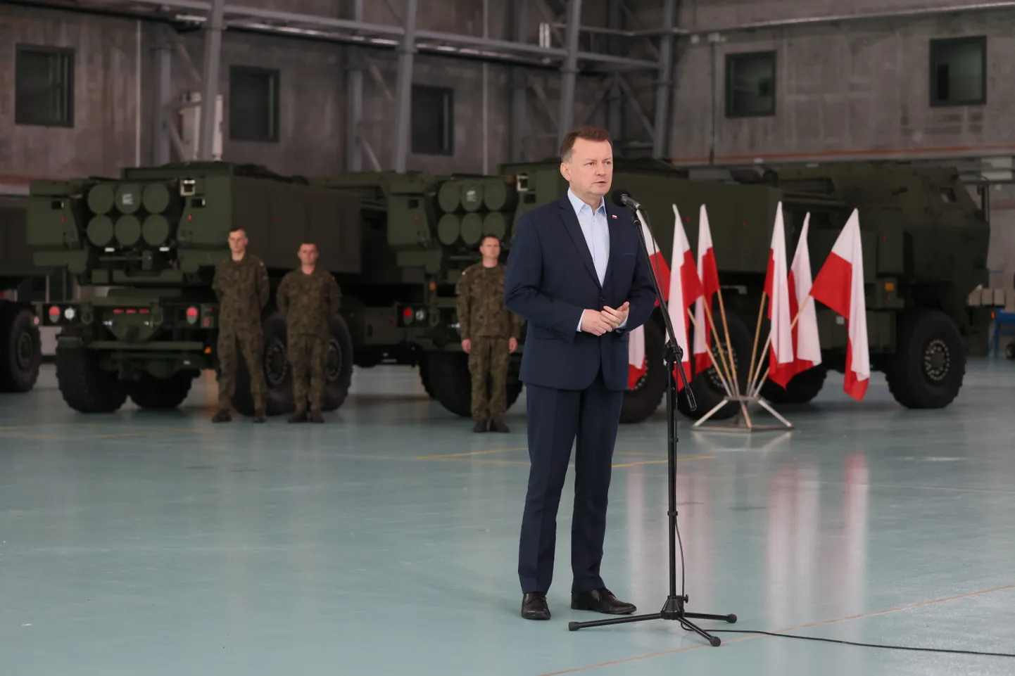 Kaitseminister Mariusz Błaszczak esinemas esimese partii HIMARSide Poolasse jõudmise tseremoonial.