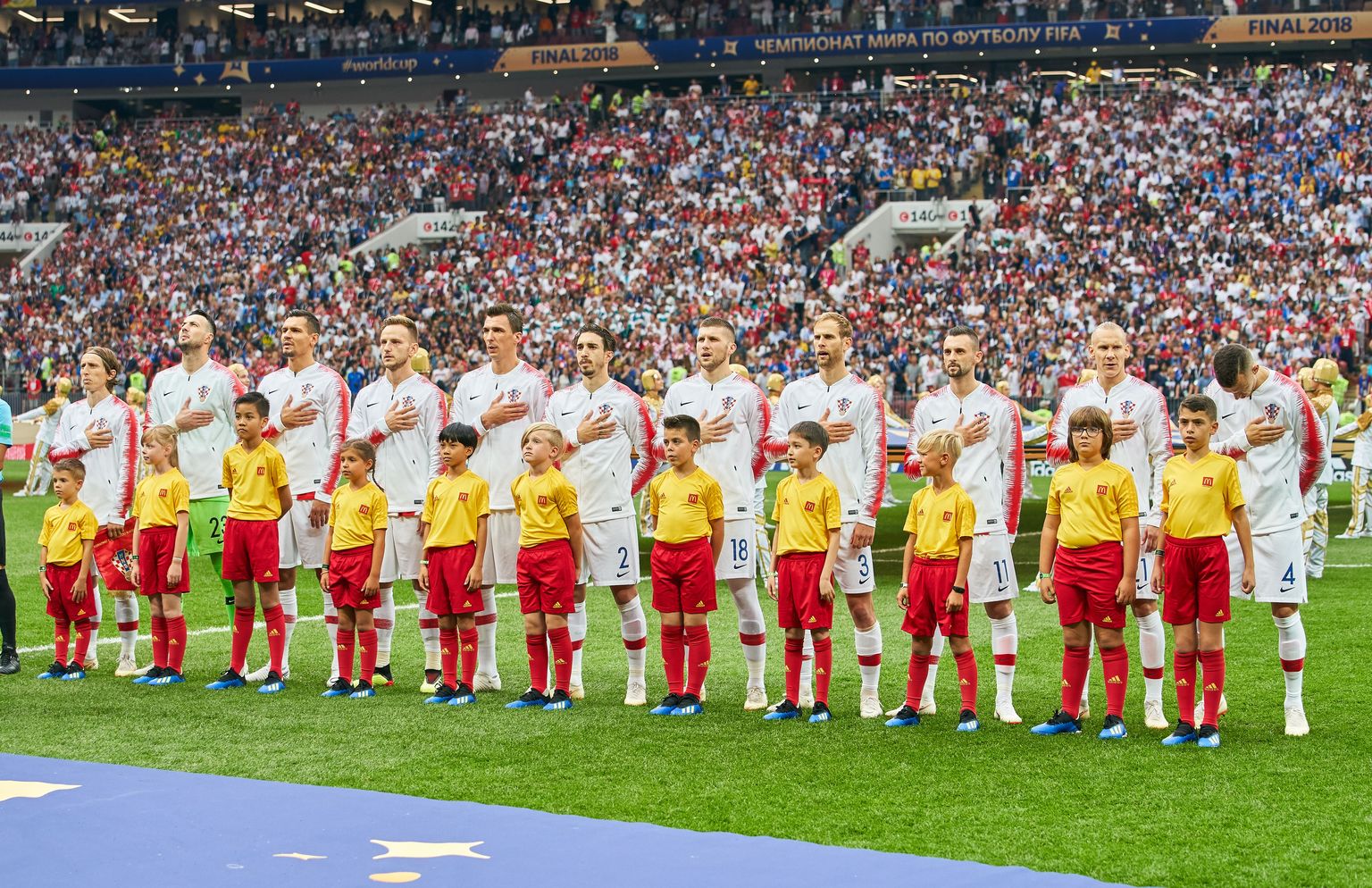 Horvaatia koondis laulmas enne jalgpalli MM-i finaalmängu oma riigi hümni. Tristen Kool (paremalt kolmas) seismas Brozovići ees.
