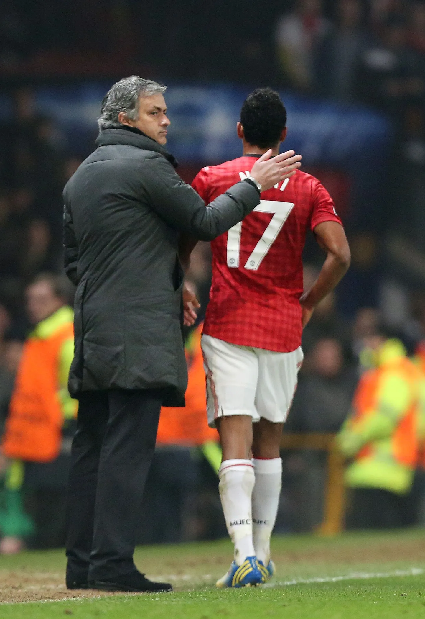 Madridi Reali treener Jose Mourinho patsutab platsilt minema saadetud Nani õlale