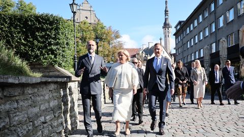 FOTOD ⟩ Eestis riigivisiidil olevat Islandi presidendipaari tervitati Raekoja platsil