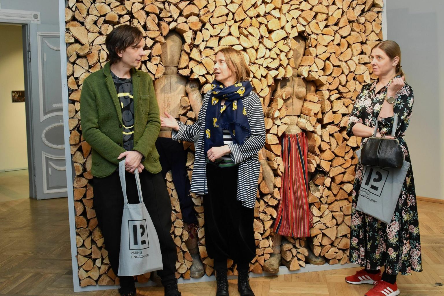 Pärnu linnagaleriis raekojas avati Animailma näitus "Mugulad" ning Silja Saarepuu ja Villu Plingi näitus "Juurikad"".
