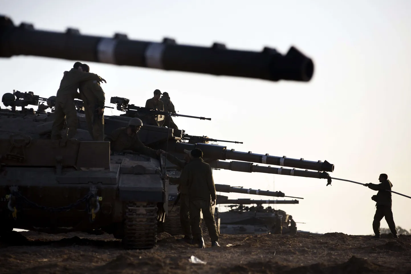 Iisraeli sõdurid valmistamas ette tanke.