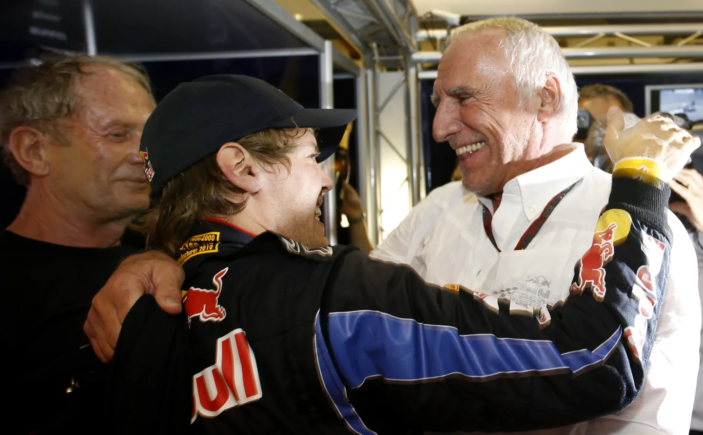 Sebastian Vettel (vasakul) 2010. aastal koos Red Bulli kaasomaniku Dietrich Mateschitziga.