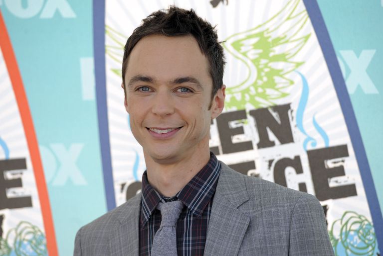 Kuulujutud, et sarjas «Suure paugu teooria» Sheldon Cooperit mängiv Jim Parsons on gei, said kinnitust aastal 2012.