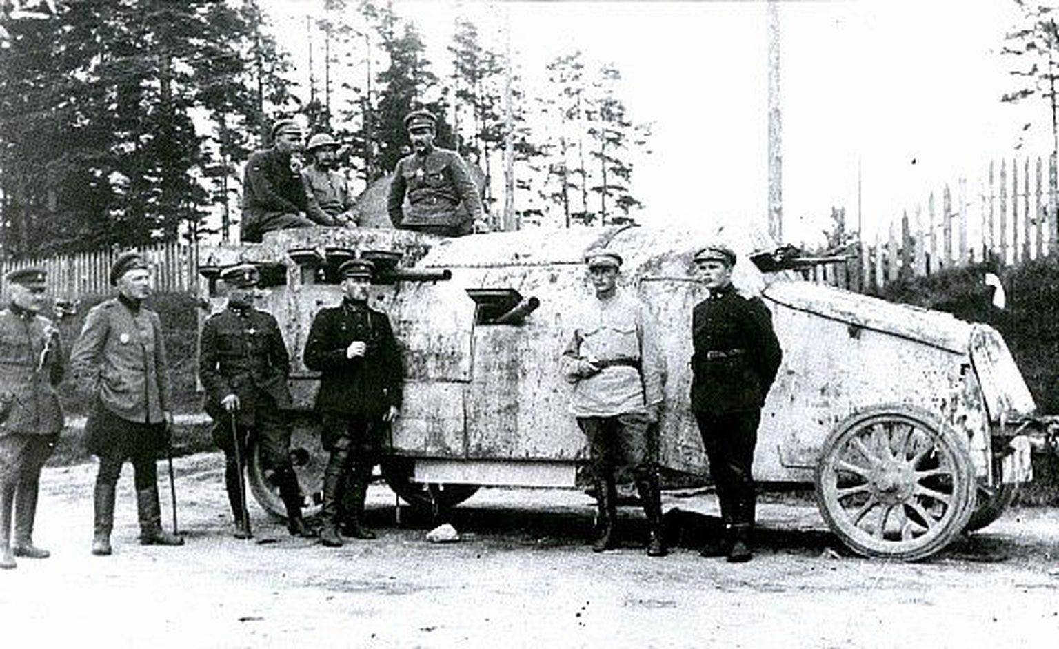 Броневик Vanapagan эстонской армии в Освободительной войне.