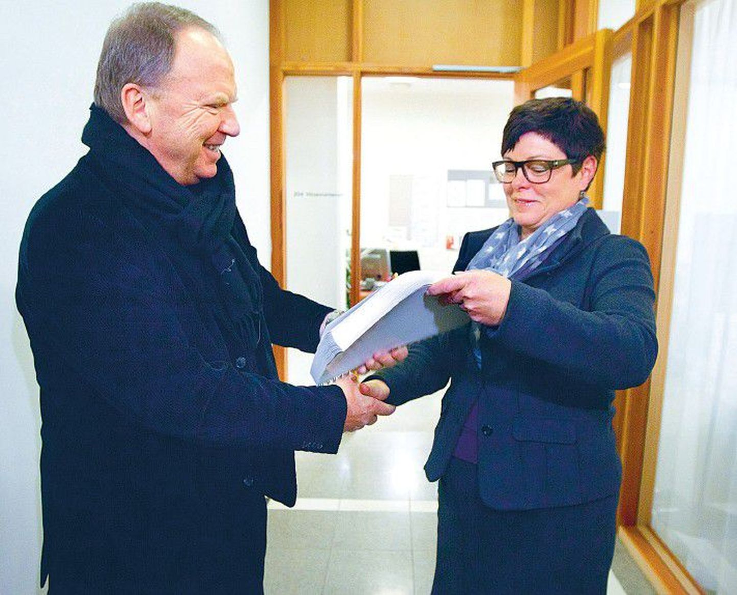 Вчера в Осло психиатр Тургейр Хусбю (слева) передал заключение о состоянии Брейвика окружному прокурору Нине Опсал.