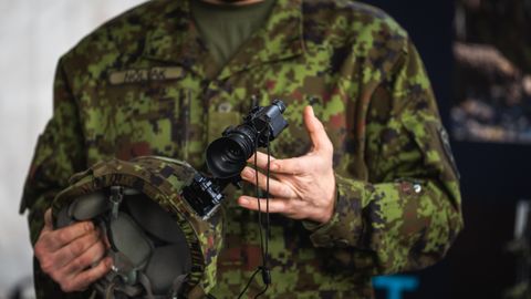 ФОТО ⟩ Силы обороны Эстонии получат новые современные приборы ночного видения
