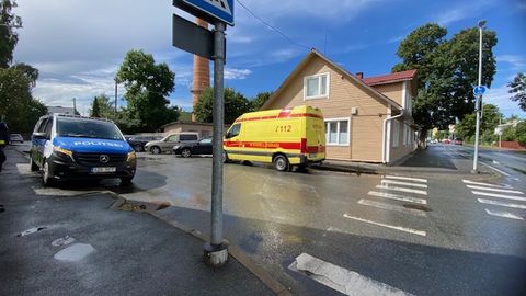 Noormees sai Rakveres ülekäigurajal autolt löögi