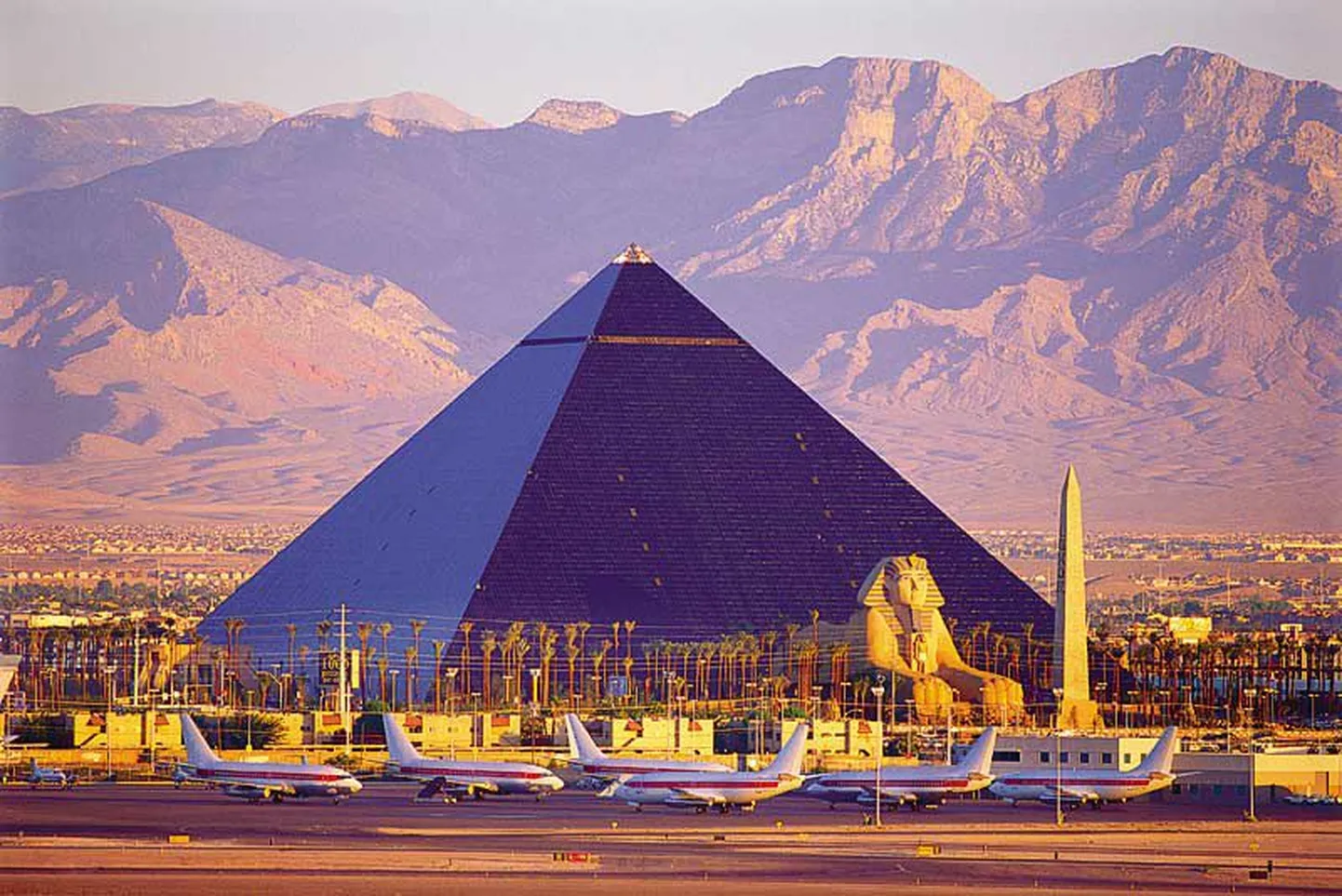 Kõik, mille kohta mujal maailmas öeldaks «võimatu», näib Las Vegases vaid kättevõtmise küsimus. Cheopsi püramiid, Veneetsia kanalid või Eiffeli torn  kõik on olemas.