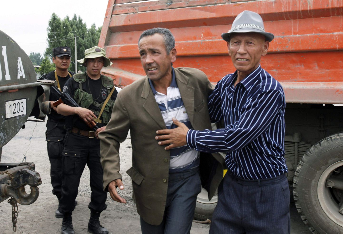 Множество узбеков были вынуждены покинуть Киргизию во время беспорядков.