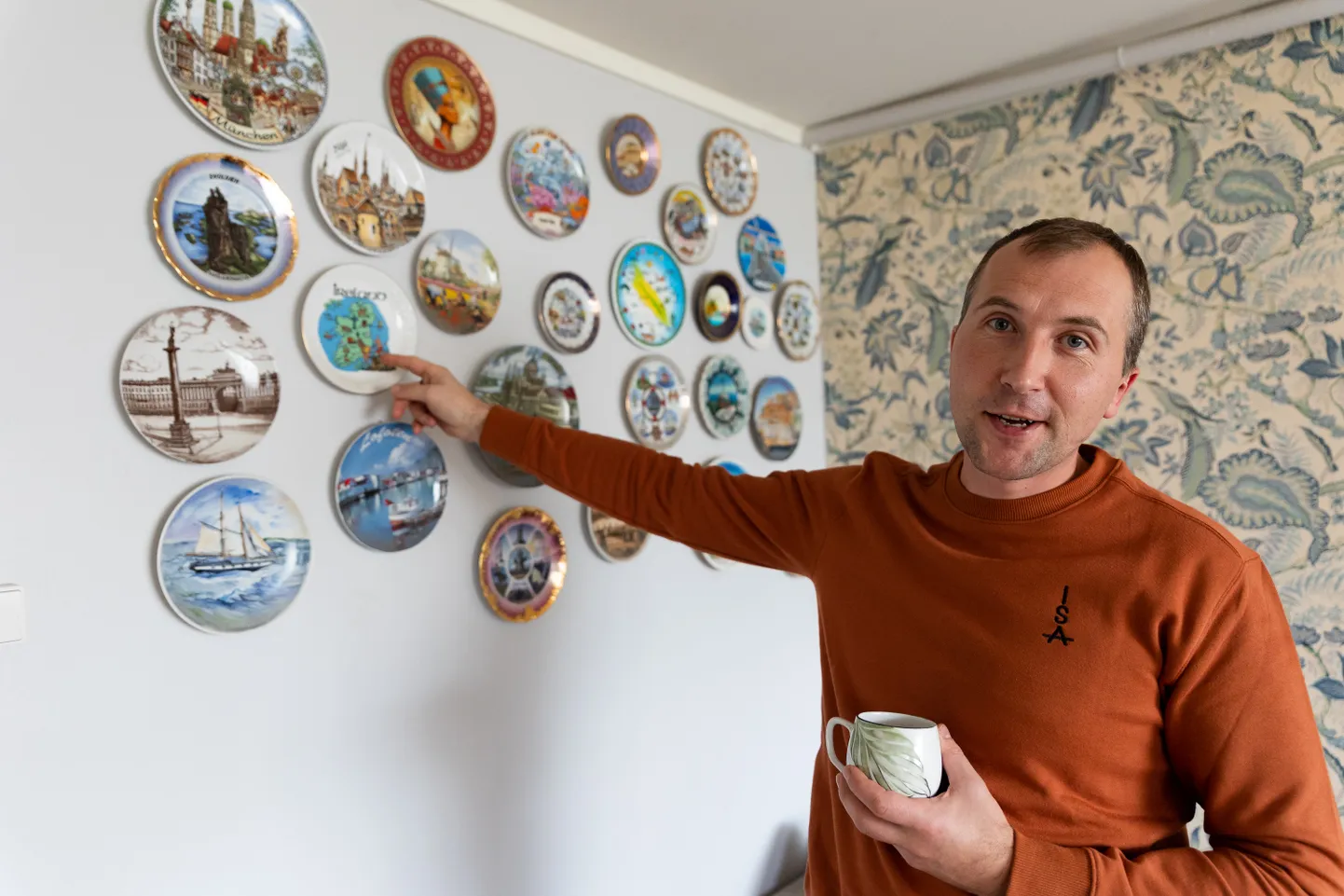 VANEMATE HOBI: Priit näitab vanemate taldrikukogus enda toodud Iirimaa taldrikut.