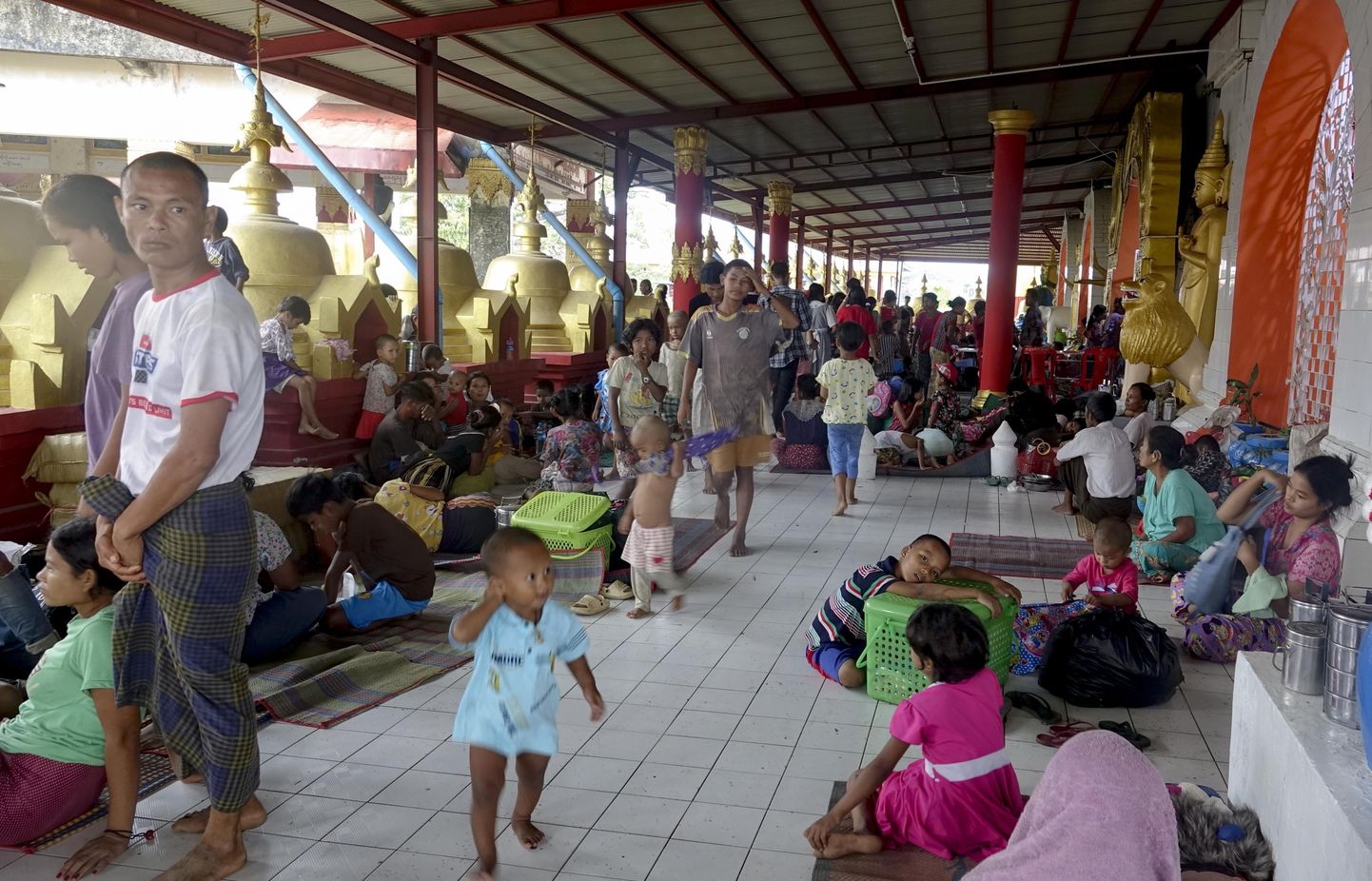 Templisse tormivarju kogunenud inimesed Myanmari Arakani osariigis Sittwes.
