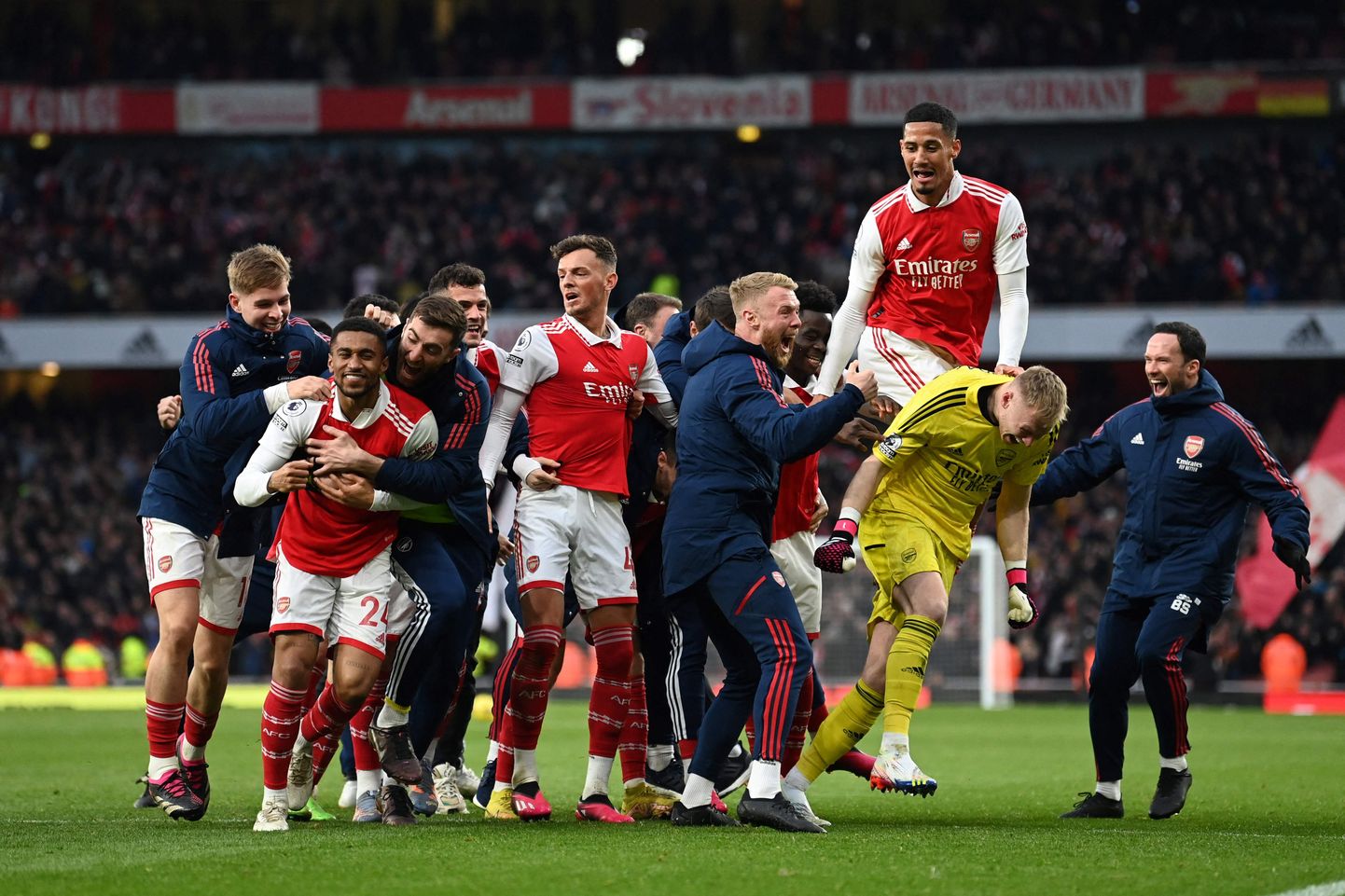 Londoni Arsenali mängijad tähistamas võiduväravat.