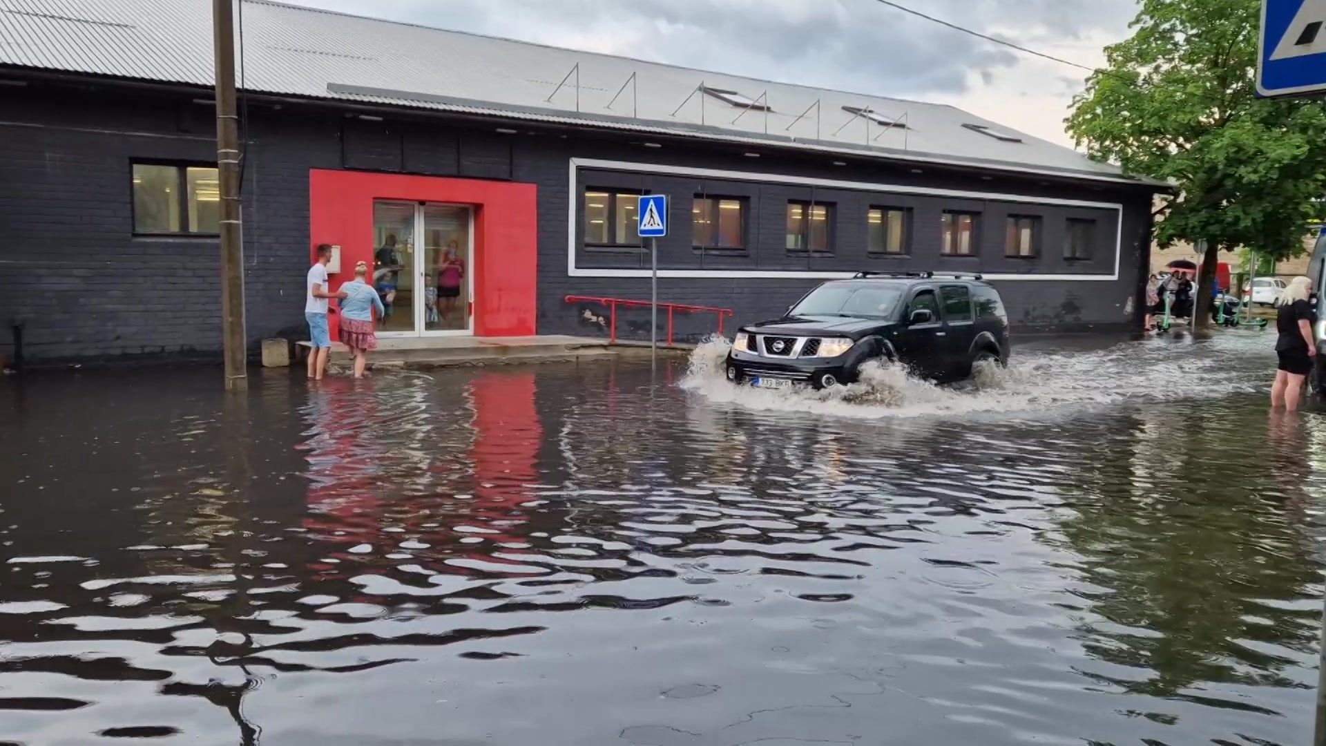 Улицы Пярну затопило: многие автомобили оказались в водяной ловушке