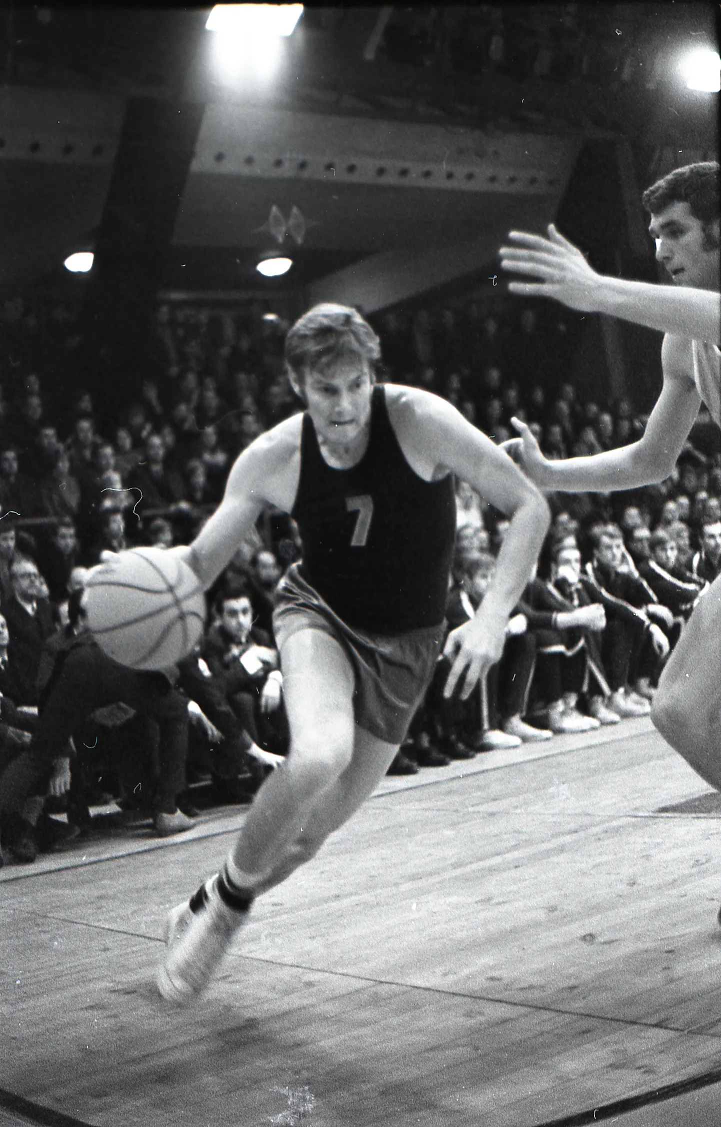 Jaak Lipso koduses Kalevi spordihallis, Kalevi meeskonna au kaitsmas (1970. aastad).