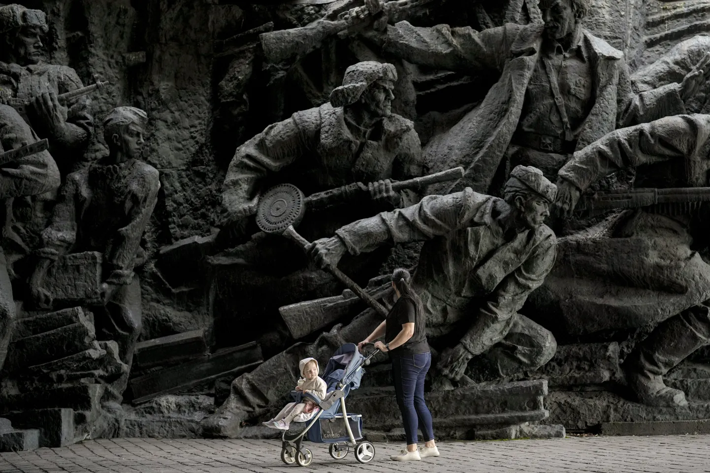 Ukrainlanna lapsega Kiievis asuvas ajaloomuuseumis 8. aprillil 2024. a.