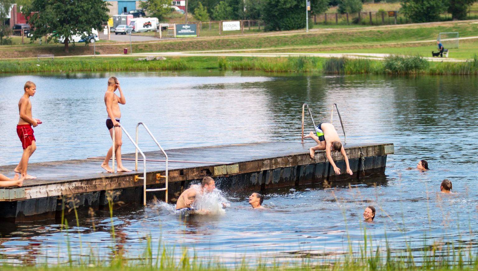 Suvi, palav ilm, suplemine, jahutamine jões


Foto: Arvo Meeks / Lõuna-Eesti Postimees