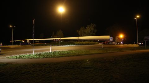 Галерея: ночью по дорогам Эстонии перевозили один из самых длинных грузов за всю историю