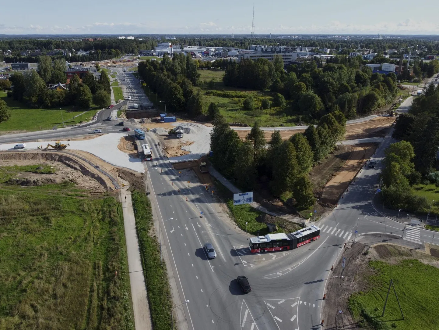 Aardla tänava Valga maantee poolne ots on nüüd suletud ja liiklemine käib kesklinna poole jääva ringristmiku kaudu.